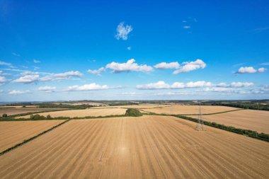 İngiltere 'nin Luton şehrinin yakınlarındaki kırsal arazide İngiliz Tarım Çiftliklerinin Yüksek Açı Görüntüsü İngiltere Büyük Britanya. Görüntüler İHA 'nın Kamerasıyla 19 Ağustos 2023' te çekildi.