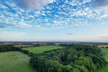 İngiltere 'nin Luton şehrinin yakınlarındaki kırsal arazide İngiliz Tarım Çiftliklerinin Yüksek Açı Görüntüsü İngiltere Büyük Britanya. Görüntüler İHA 'nın Kamerasıyla 19 Ağustos 2023' te çekildi.