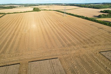 İngiltere 'nin Luton şehrinin yakınlarındaki kırsal arazide İngiliz Tarım Çiftliklerinin Yüksek Açı Görüntüsü İngiltere Büyük Britanya. Görüntüler İHA 'nın Kamerasıyla 19 Ağustos 2023' te çekildi.