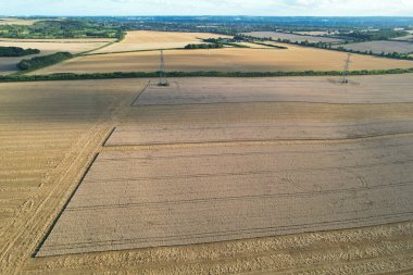 İngiltere 'nin Luton şehrinin yakınlarındaki kırsal arazide İngiliz Tarım Çiftliklerinin Yüksek Açı Görüntüsü İngiltere Büyük Britanya. Görüntüler İHA 'nın Kamerasıyla 19 Ağustos 2023' te çekildi.