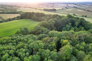 İngiltere 'nin Luton şehrinin yakınlarındaki kırsal arazide İngiliz Tarım Çiftliklerinin Yüksek Açı Görüntüsü İngiltere Büyük Britanya. Görüntüler İHA 'nın Kamerasıyla 19 Ağustos 2023' te çekildi.