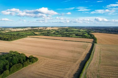 İngiltere 'nin Luton şehrinin yakınlarındaki kırsal arazide İngiliz Tarım Çiftliklerinin Yüksek Açı Görüntüsü İngiltere Büyük Britanya. Görüntüler İHA 'nın Kamerasıyla 19 Ağustos 2023' te çekildi.