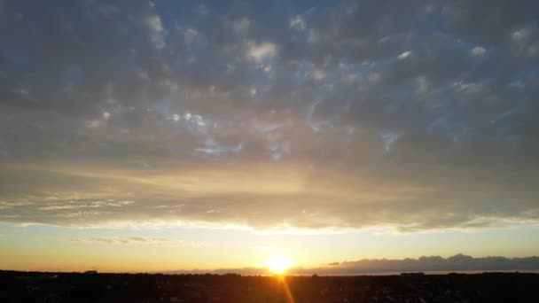 Najpiękniejszy Naturalny Pomarańczowy Zachód Słońca Pomarańczowymi Chmurami Niebo Nad Luton — Wideo stockowe