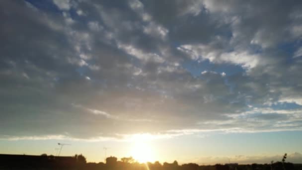 英国卢顿市上空 有着橙色云彩和天空的最美丽的自然橙色落日的高角度影像 图片于2023年8月14日被无人驾驶相机拍摄 — 图库视频影像