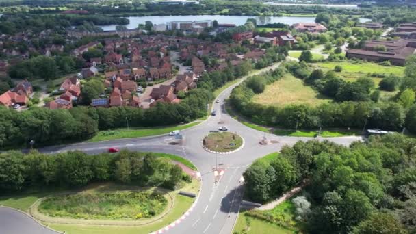 英国公路的高角度镜头和通过英国米尔顿凯恩斯市的车辆 2023年8月21日 在米尔顿凯恩斯市的卡尔科特湖附近 用无人驾驶飞机的相机拍摄了空中图像 — 图库视频影像