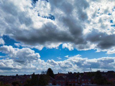 İngiltere 'nin Luton şehrinin doğusundaki Iskan Gayrimenkul Evleri Yüksek Açı Görüntüsü. Görüntüler İHA 'nın Kamerasıyla 19 Temmuz 2023' te çekildi. 