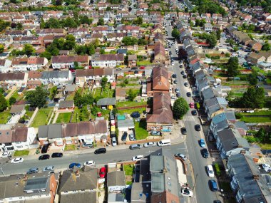 İngiltere 'nin Luton şehrinin doğusundaki Iskan Gayrimenkul Evleri Yüksek Açı Görüntüsü. Görüntüler İHA 'nın Kamerasıyla 19 Temmuz 2023' te çekildi. 