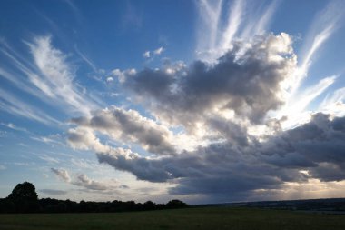 İngiltere 'nin Luton şehrinde Orange Clouds ve Sky ile En Güzel Doğal Günbatımının Yüksek Açı Görüntüsü. Görüntü İHA 'nın Kamerasıyla 19 Ağustos 2023' te yakalandı.