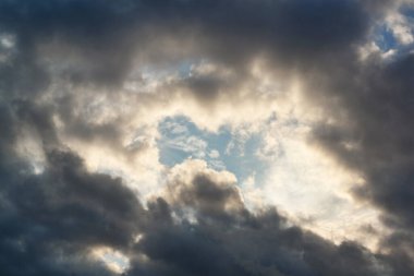 İngiltere 'nin Luton şehrinde Orange Clouds ve Sky ile En Güzel Doğal Günbatımının Yüksek Açı Görüntüsü. Görüntü İHA 'nın Kamerasıyla 19 Ağustos 2023' te yakalandı.