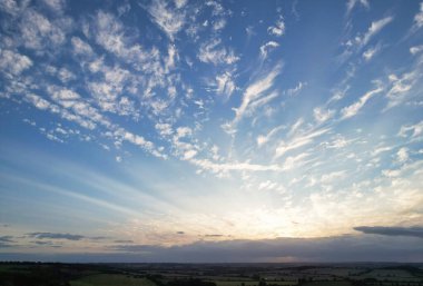 İngiltere 'nin Luton şehrinde Orange Clouds ve Sky ile En Güzel Doğal Günbatımının Yüksek Açı Görüntüsü. Görüntü İHA 'nın Kamerasıyla 19 Ağustos 2023' te yakalandı.