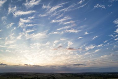 İngiltere 'nin Luton şehrinde Orange Clouds ve Sky ile En Güzel Doğal Günbatımının Yüksek Açı Görüntüsü. Görüntü İHA 'nın Kamerasıyla 19 Ağustos 2023' te yakalandı.