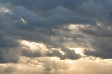 İngiltere 'nin Luton şehrinde Orange Clouds ve Sky ile En Güzel Doğal Günbatımının Yüksek Açı Görüntüsü. Görüntü İHA 'nın Kamerasıyla 19 Ağustos 2023' te yakalandı.
