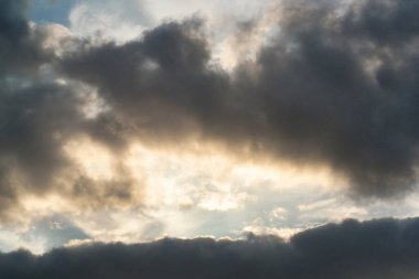 İngiltere 'nin Luton şehrinde Orange Clouds ve Sky ile En Güzel Doğal Günbatımının Yüksek Açı Görüntüsü. Görüntü İHA 'nın Kamerasıyla 19 Ağustos 2023' te yakalandı.