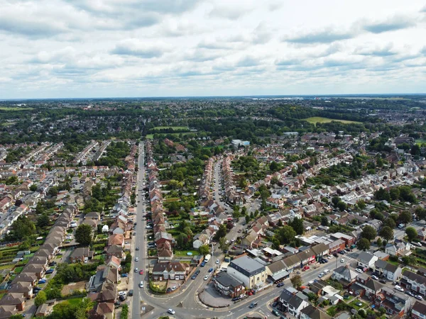 Luton City, İngiltere 'nin doğusundaki konutların havadan görünüşü. Görüntü, 29 Ağustos 2023 'te İHA' nın Kamerasıyla günbatımı saatinde çekildi..