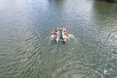 İngiltere 'nin Milton Keynes şehrinde bulunan Caldecotte Gölü' nde Halkın Yüksek Açılı görüntüleri var. Hava sahası İHA 'nın Kamerasıyla 21 Ağustos 2023' te ele geçirildi.