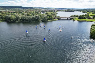 İngiltere 'nin Milton Keynes şehrinde bulunan Caldecotte Gölü' nde Halkın Yüksek Açılı görüntüleri var. Hava sahası İHA 'nın Kamerasıyla 21 Ağustos 2023' te ele geçirildi.