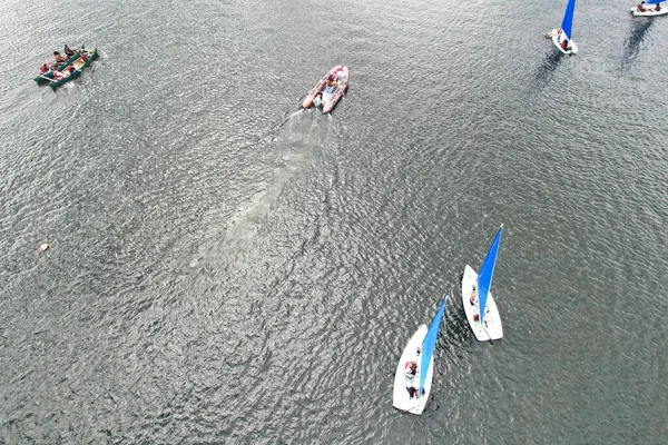 イギリスのミルトン ケインズシティに位置するカルデコッテ湖で人々の高い角度の映像がボートしています 2023年8月21日にドローンのカメラで撮影されました — ストック写真