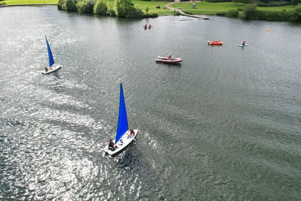 High Angle Footage People Boating Caldecotte Lake Located Milton Keynes — стоковое фото
