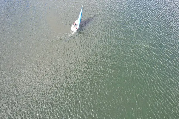 イギリスのミルトン ケインズシティに位置するカルデコッテ湖で人々の高い角度の映像がボートしています 2023年8月21日にドローンのカメラで撮影されました — ストック写真