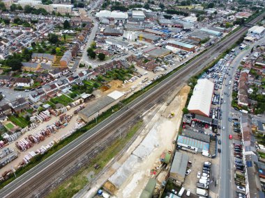 İngiltere 'nin Luton şehrinin doğusundaki Iskan Gayrimenkul Evleri Yüksek Açı Görüntüsü. Görüntü İHA 'nın Kamerasıyla 15 Ağustos 2023' te günbatımı saatinde çekildi..