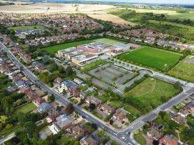 İngiltere 'nin Luton şehrinin doğusundaki Iskan Gayrimenkul Evleri Yüksek Açı Görüntüsü. Görüntü İHA 'nın Kamerasıyla 15 Ağustos 2023' te günbatımı saatinde çekildi..