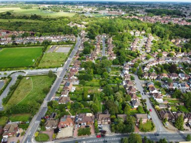 İngiltere 'nin Luton şehrinin doğusundaki Iskan Gayrimenkul Evleri Yüksek Açı Görüntüsü. Görüntü İHA 'nın Kamerasıyla 15 Ağustos 2023' te günbatımı saatinde çekildi..