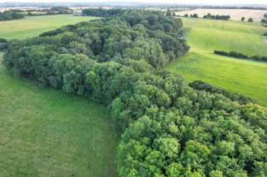 İngiliz Tarım Çiftliklerinin Yüksek Açı Görüntüsü Sharpenhoe Clappers 'ın Kırsal Arazisi, Luton Şehri İngiltere Büyük Britanya. Görüntü 19 Ağustos 2023 'te Sunset Time sırasında çekildi.