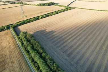 İngiliz Tarım Çiftliklerinin Yüksek Açı Görüntüsü Sharpenhoe Clappers 'ın Kırsal Arazisi, Luton Şehri İngiltere Büyük Britanya. Görüntü 19 Ağustos 2023 'te Sunset Time sırasında çekildi.
