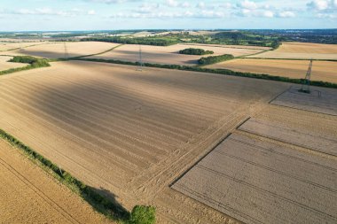 İngiliz Tarım Çiftliklerinin Yüksek Açı Görüntüsü Sharpenhoe Clappers 'ın Kırsal Arazisi, Luton Şehri İngiltere Büyük Britanya. Görüntü 19 Ağustos 2023 'te Sunset Time sırasında çekildi.