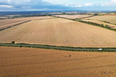 İngiliz Tarım Çiftliklerinin Yüksek Açı Görüntüsü Sharpenhoe Clappers 'ın Kırsal Arazisi, Luton Şehri İngiltere Büyük Britanya. Görüntü 19 Ağustos 2023 'te Sunset Time sırasında çekildi.