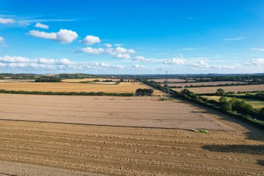 İngiliz Tarım Çiftliklerinin Yüksek Açı Görüntüsü Sharpenhoe Clappers 'ın Kırsal Arazisi, Luton Şehri İngiltere Büyük Britanya. Görüntü 19 Ağustos 2023 'te Sunset Time sırasında çekildi.