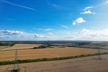 İngiliz Tarım Çiftliklerinin Yüksek Açı Görüntüsü Sharpenhoe Clappers 'ın Kırsal Arazisi, Luton Şehri İngiltere Büyük Britanya. Görüntü 19 Ağustos 2023 'te Sunset Time sırasında çekildi.