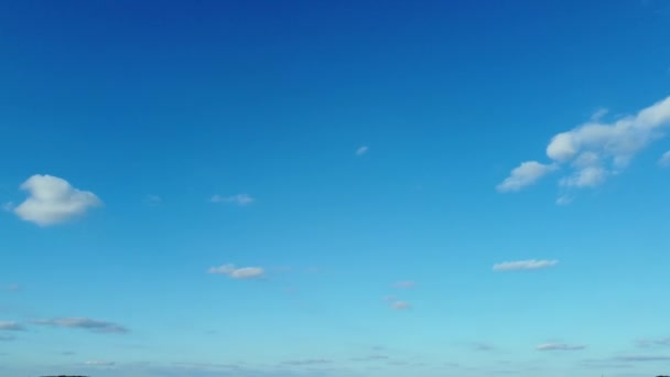 イギリスのルートン市の上の最も美しい雲と青いスカイの高角度の映像 画像は 2023年8月9日にドローンのカメラで撮影されました — ストック動画