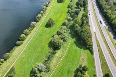 İngiltere 'nin Milton Keynes şehrindeki British Road ve Trafiğin Yüksek Açı Manzarası. Hava Görüntüleri 21 Ağustos 2023 'te Drone' un kamerasıyla çekildi.
