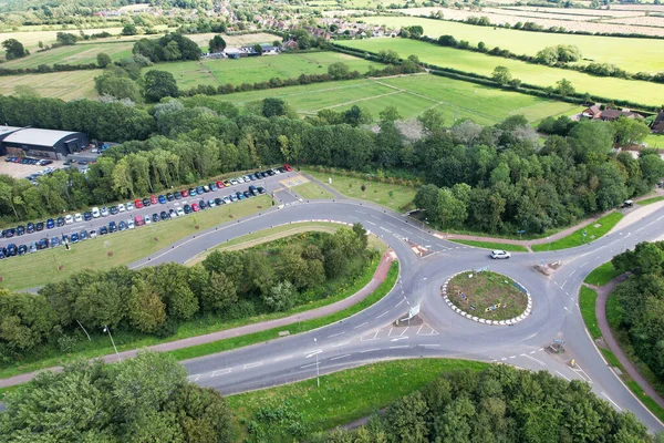 İngiltere 'nin Milton Keynes şehrindeki British Road ve Trafiğin Yüksek Açı Manzarası. Hava Görüntüleri 21 Ağustos 2023 'te Drone' un kamerasıyla çekildi.