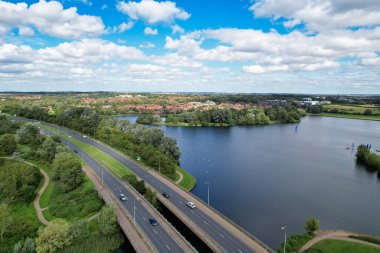 İngiltere 'nin Milton Keynes şehrindeki British Road ve Trafiğin Yüksek Açı Manzarası. Hava Görüntüleri 21 Ağustos 2023 'te Drone' un kamerasıyla çekildi.