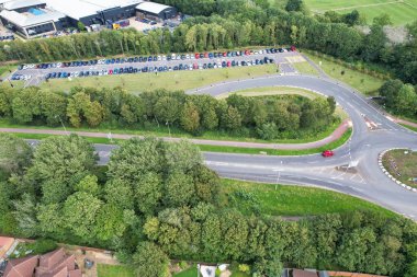 İngiltere 'nin Milton Keynes şehrindeki British Road ve Trafiğin Yüksek Açı Manzarası. Hava Görüntüleri 21 Ağustos 2023 'te Drone' un kamerasıyla çekildi.
