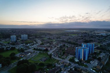 İngiltere 'nin Aydınlanmış Luton şehrinin yaz gecesi günbatımından sonraki hava görüntüsü. Görüntü İHA 'nın Kamerasıyla 19 Ağustos 2023' te yakalandı.