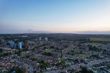 İngiltere 'nin Aydınlanmış Luton şehrinin yaz gecesi günbatımından sonraki hava görüntüsü. Görüntü İHA 'nın Kamerasıyla 19 Ağustos 2023' te yakalandı.