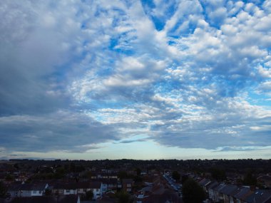 Luton, İngiltere 'de günbatımında güzel gökyüzü ve dramatik bulutlar. Fotoğraf 25 Ağustos 2023 'te çekilmiştir.