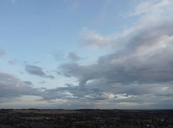 英国卢顿的日落时分 美丽的天空和戏剧化的云彩 图片拍摄于2023年8月25日 — 图库照片