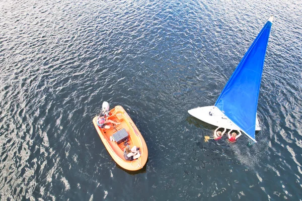 人们在位于英国米尔顿凯恩斯市的Caldecotte湖划船的高角镜头 空中风景 于2023年8月21日用无人机拍摄 — 图库照片