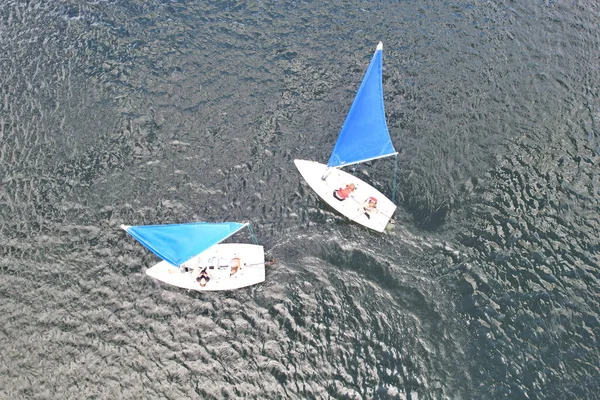 High Angle Filmmaterial Von Menschen Beim Bootfahren Auf Dem Caldecotte — Stockfoto
