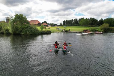 İngiltere 'nin Milton Keynes şehrinde bulunan Caldecotte Gölü' nde Halkın Yüksek Açılı görüntüleri var. Hava sahası İHA 'nın Kamerasıyla 21 Ağustos 2023' te ele geçirildi.