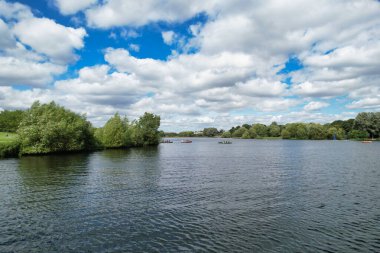 İngiltere 'nin Milton Keynes şehrinde bulunan Caldecotte Gölü' nde Halkın Yüksek Açılı görüntüleri var. Hava sahası İHA 'nın Kamerasıyla 21 Ağustos 2023' te ele geçirildi.