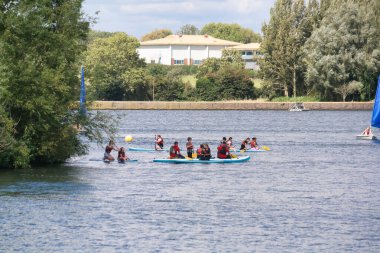 İngiltere 'nin Milton Keynes şehrinde bulunan Caldecotte Gölü' nde Halkın Yüksek Açılı görüntüleri var. Hava sahası İHA 'nın Kamerasıyla 21 Ağustos 2023' te ele geçirildi.