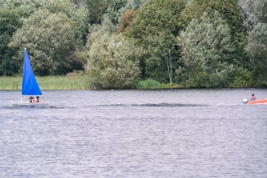 İngiltere 'nin Milton Keynes şehrinde bulunan Caldecotte Gölü' nde Halkın Yüksek Açılı görüntüleri var. Hava sahası İHA 'nın Kamerasıyla 21 Ağustos 2023' te ele geçirildi.