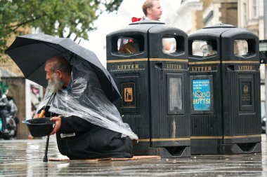 Orta Londra 'nın başkenti İngiltere' deki Güzel Düşük Açı Halkın Görüntüsü. Birçok Dünya Topluluğundan gelen turistlerin çoğu Uluslararası. Fotoğraf 2 Ağustos 2023 'te çekildi.