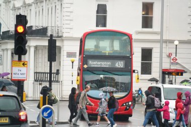 Orta Londra 'nın başkenti İngiltere' deki Güzel Düşük Açı Halkın Görüntüsü. Birçok Dünya Topluluğundan gelen turistlerin çoğu Uluslararası. Fotoğraf 2 Ağustos 2023 'te çekildi.