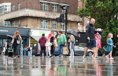 Orta Londra 'nın başkenti İngiltere' deki Güzel Düşük Açı Halkın Görüntüsü. Birçok Dünya Topluluğundan gelen turistlerin çoğu Uluslararası. Fotoğraf 2 Ağustos 2023 'te çekildi.